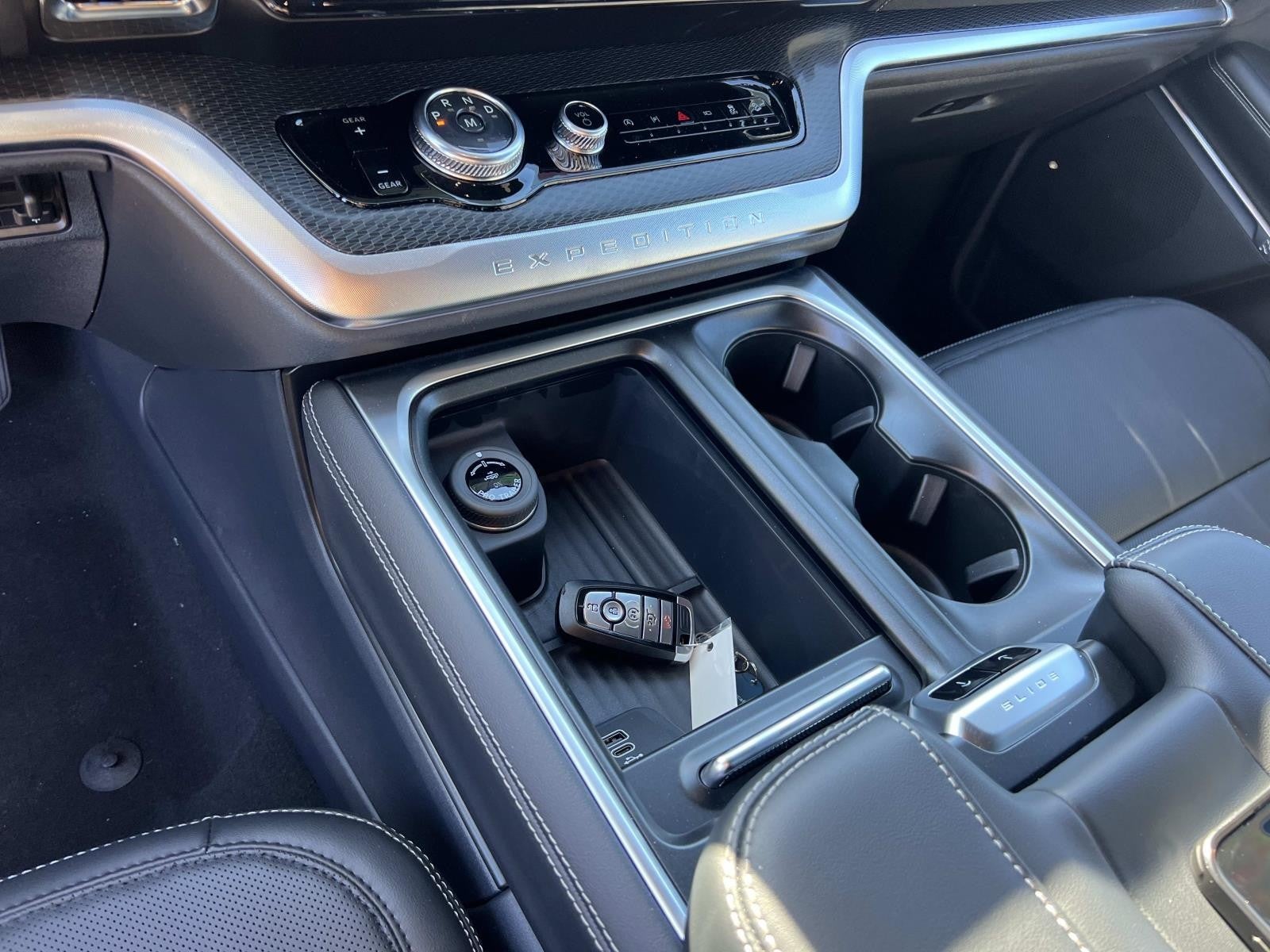 2026 Ford Expedition PLATINUM 4X4