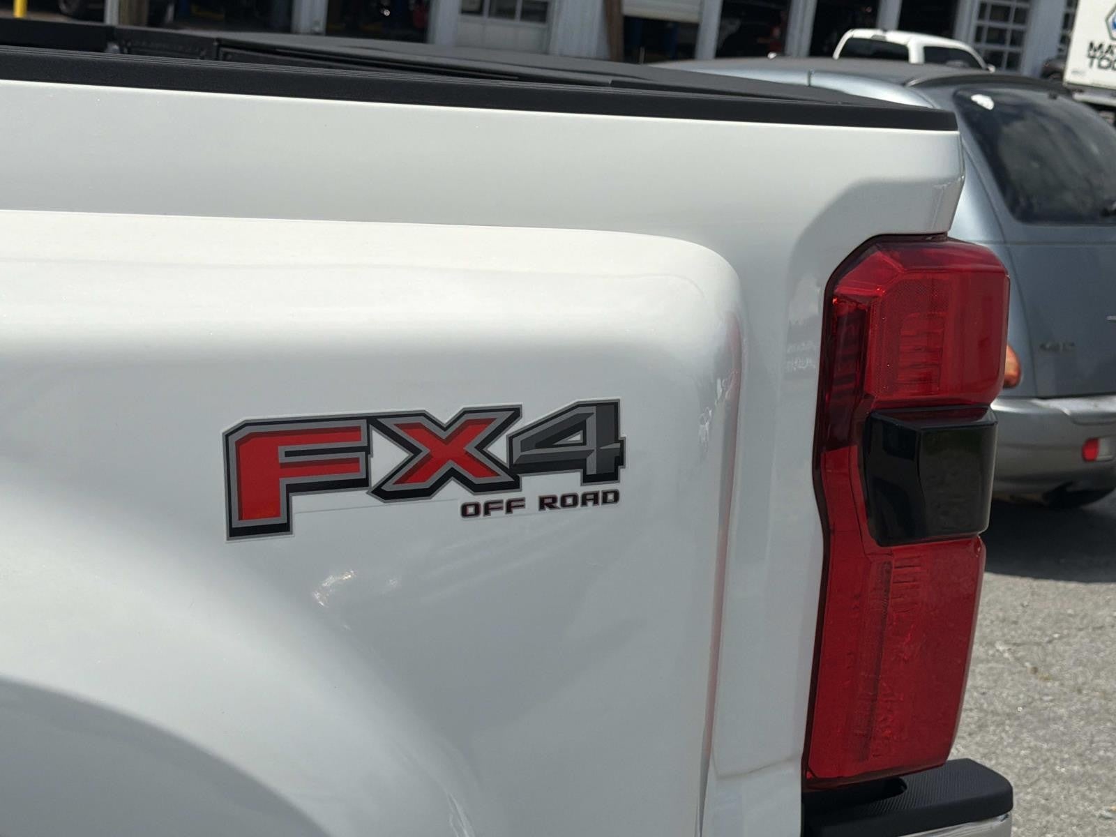 2026 Ford Super Duty F-350 DRW KING R 4WD CREW CAB 8' BO