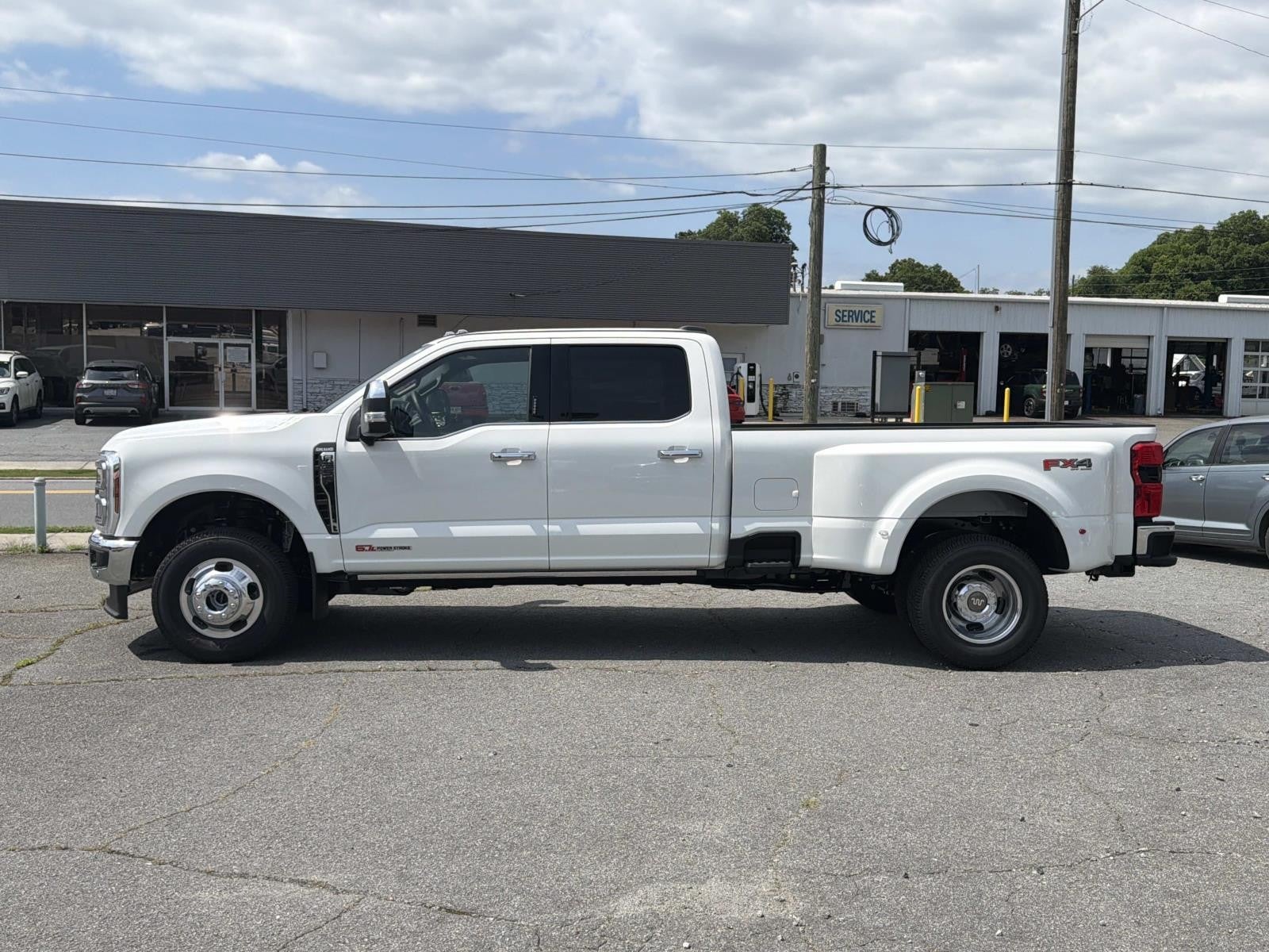 2026 Ford Super Duty F-350 DRW KING R 4WD CREW CAB 8' BO