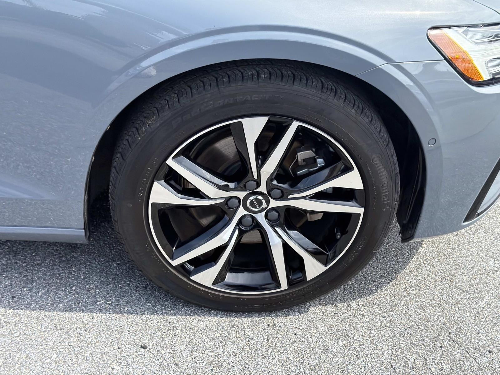 2024 Volvo S60 Plus Dark Theme