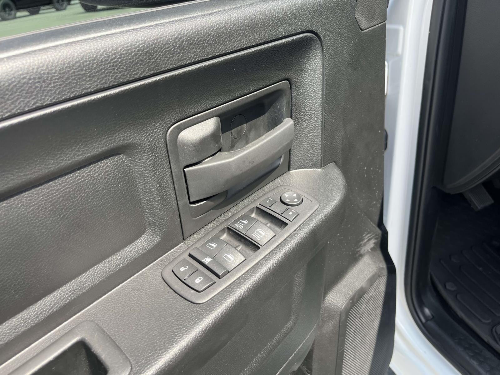 2024 RAM 1500 Classic CLASSIC